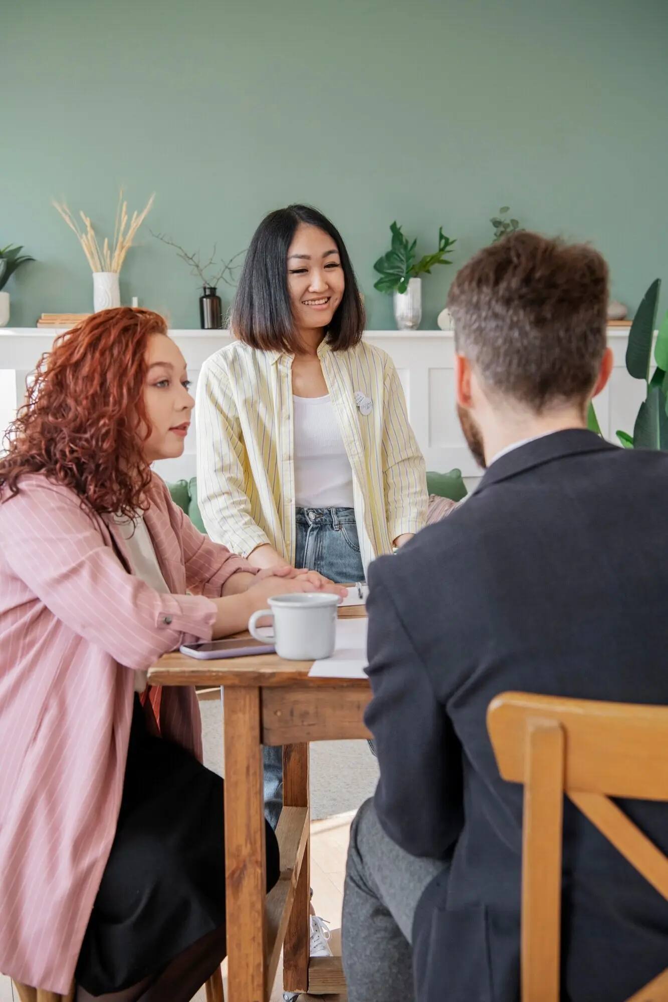 Люди спорят, глядя на компьютер.