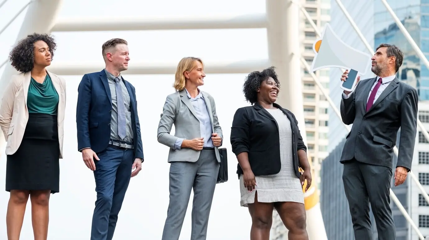 Успешные представители бизнеса с объявлением