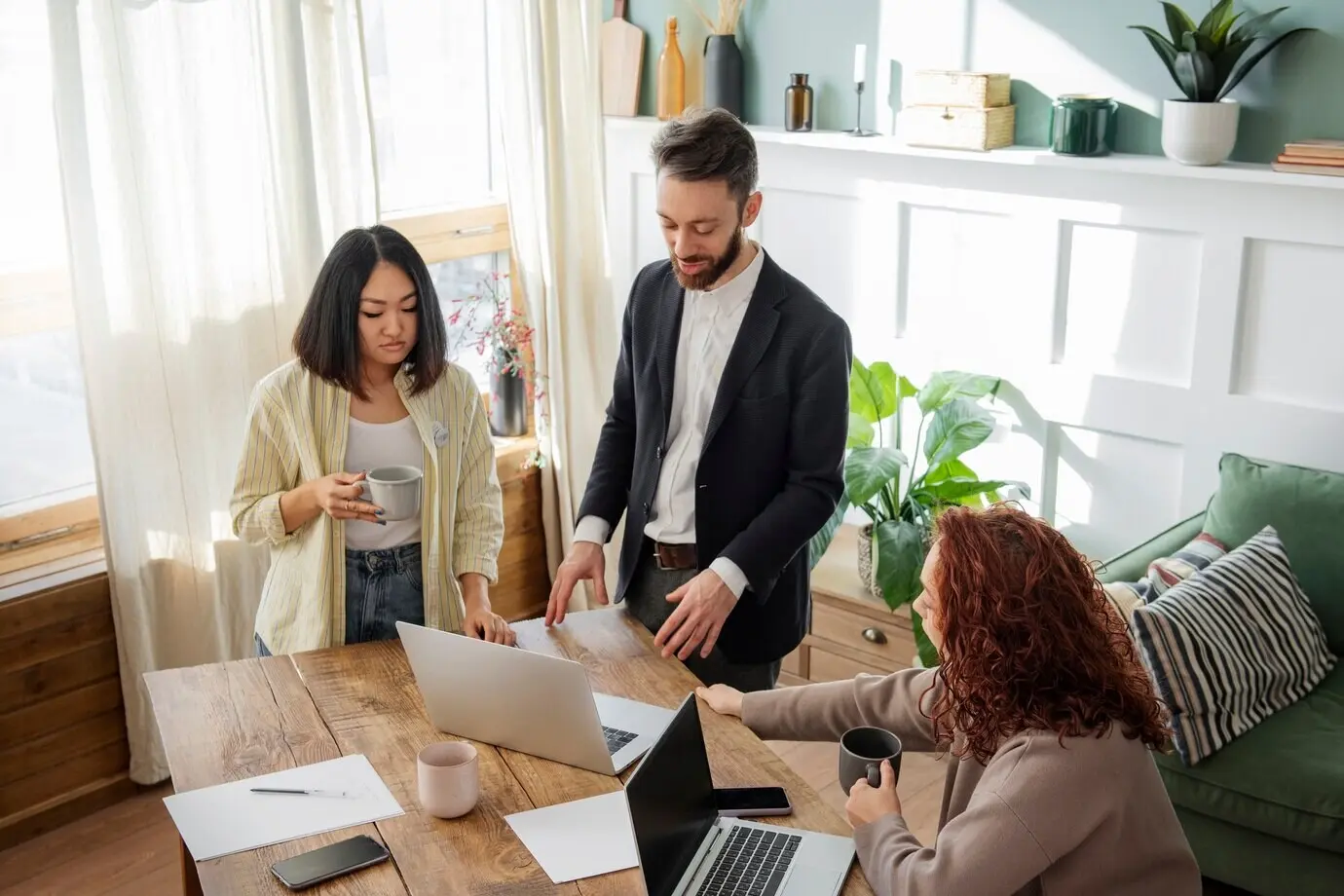 Люди ведут дискуссию, глядя на компьютер.