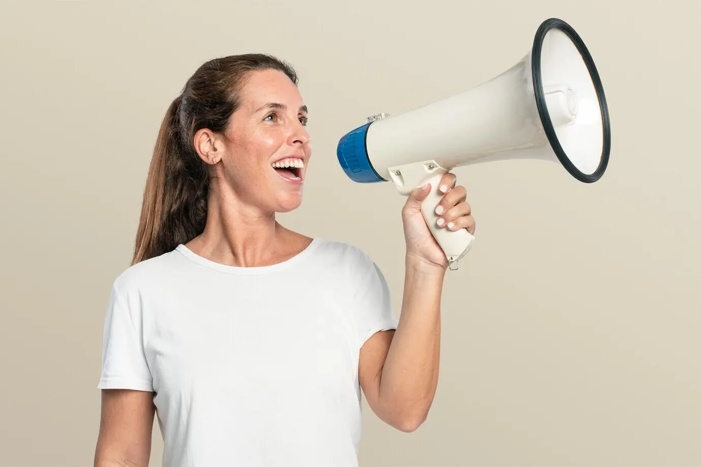 Женщина-активистка с мегафоном и пространством для дизайна