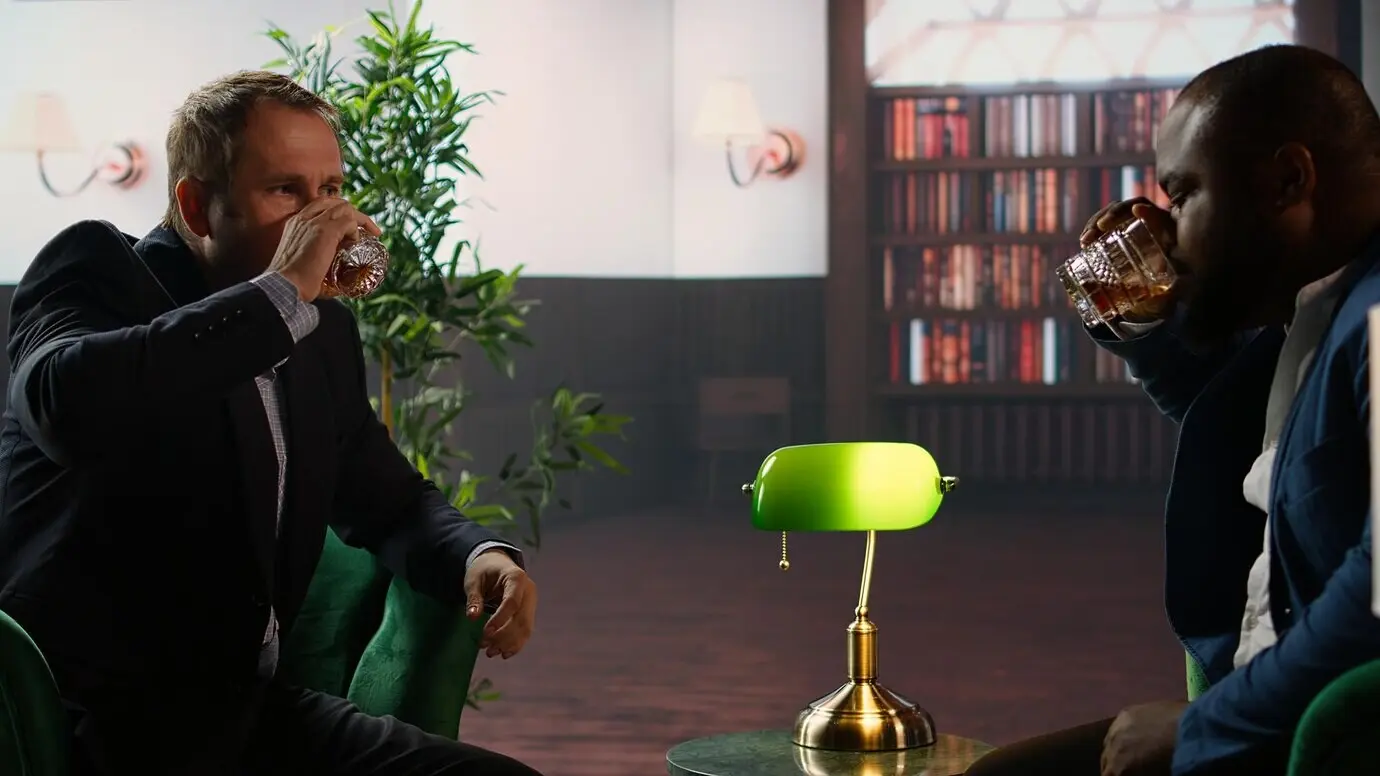 Миллиардеры из высшего общества пьют виски из бокалов в изысканном светском клубе.